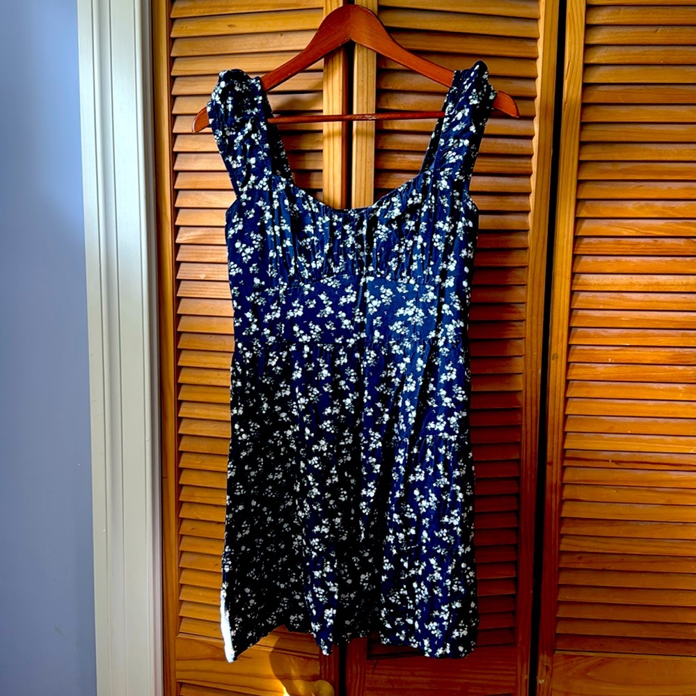 HOLLISTER Beautiful very-lightly used summer dress in M. navy with white flowers